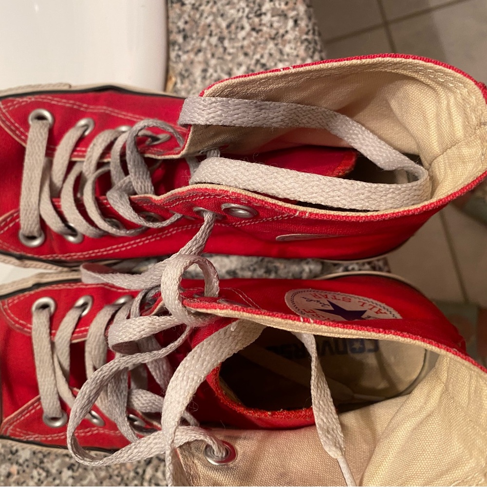 Converse sneakers
Red high cut
Size 7
In good condition